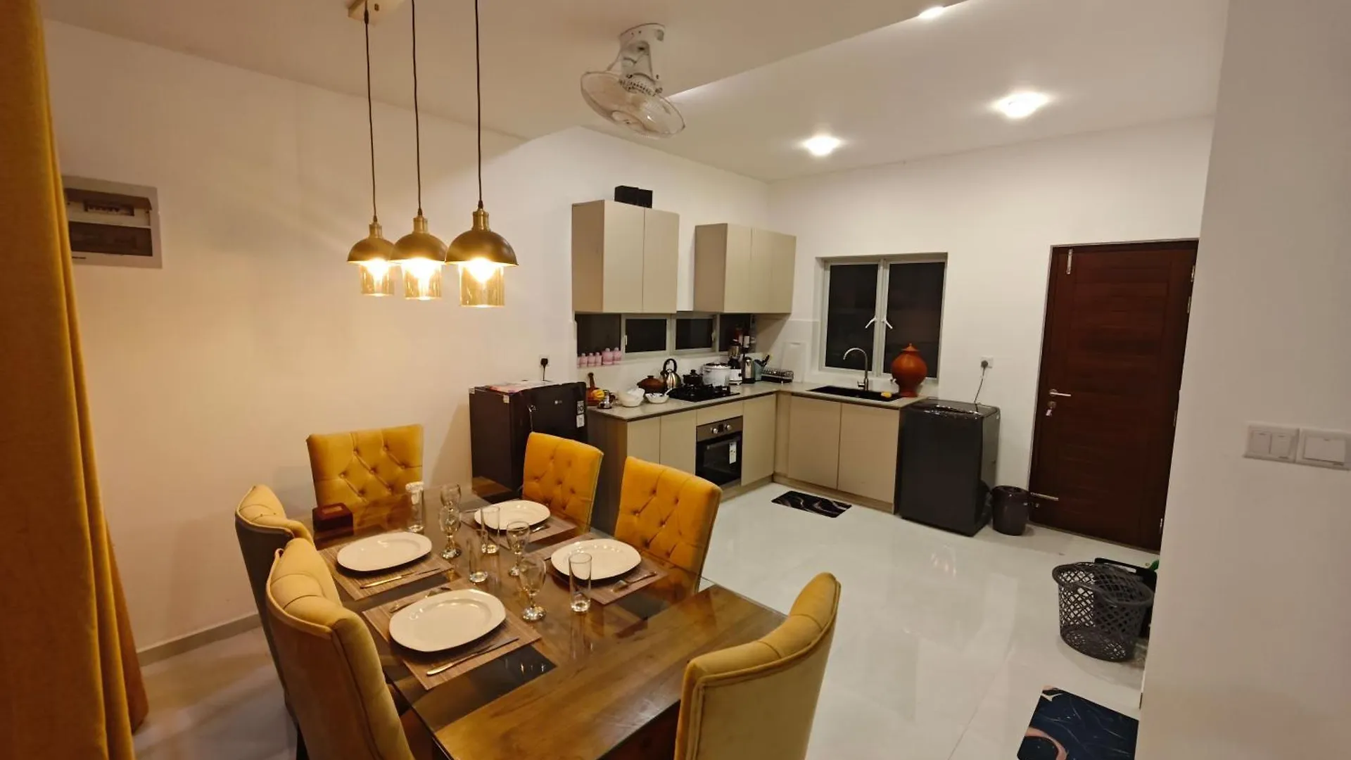 Santorini Resort 12A- Tranquil Negombo Escape Your Perfect Coastal Getaway! Tatil Evi
